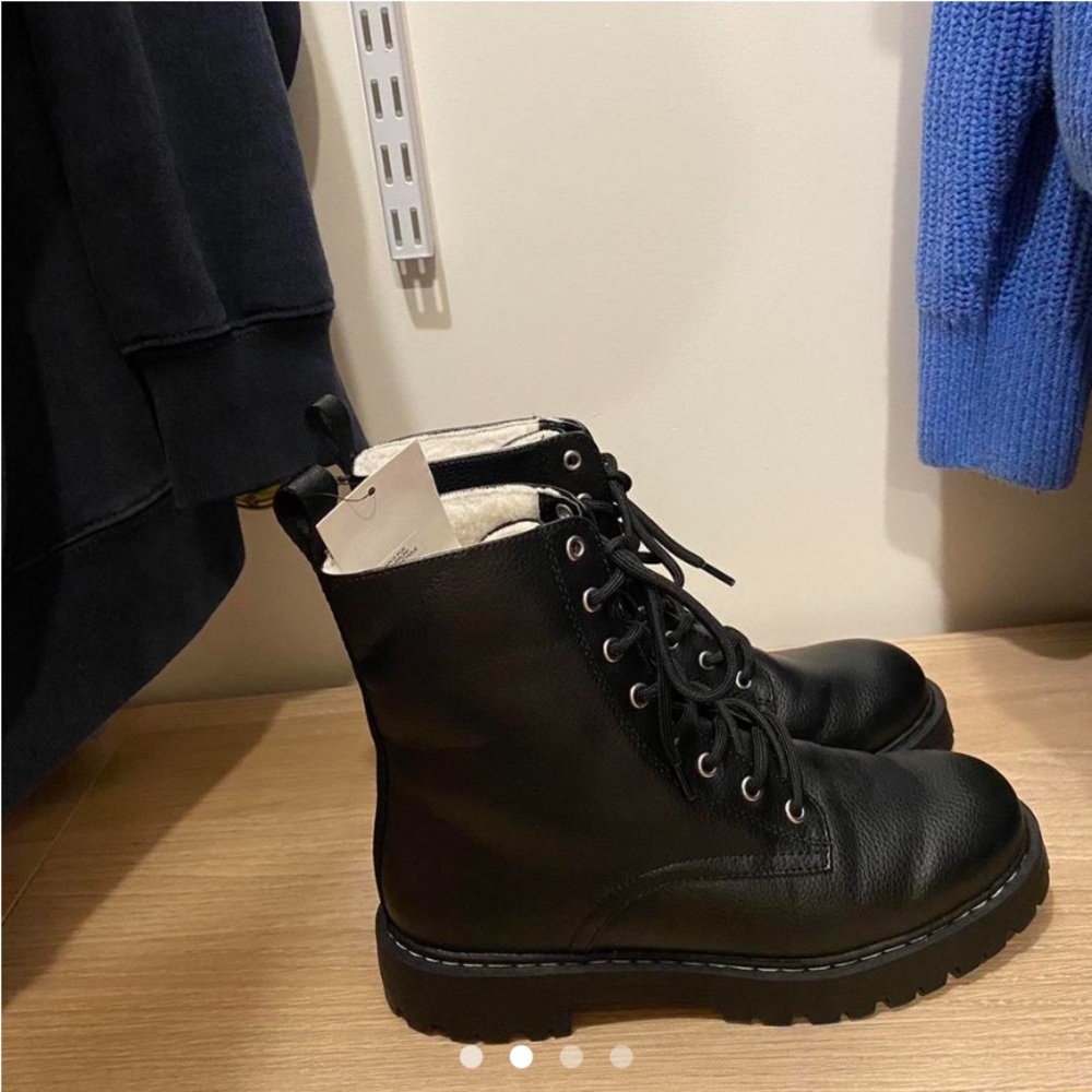 Brand new boots ! Black and has super soft material on the inside !